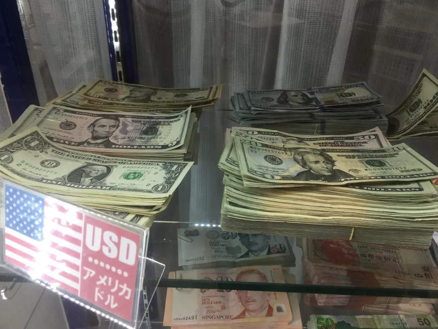 Fajos de billetes de dólares estadounidenses.