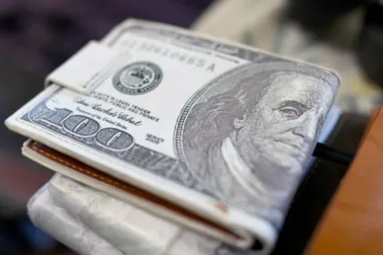 Billetes de cien dólares apilados.