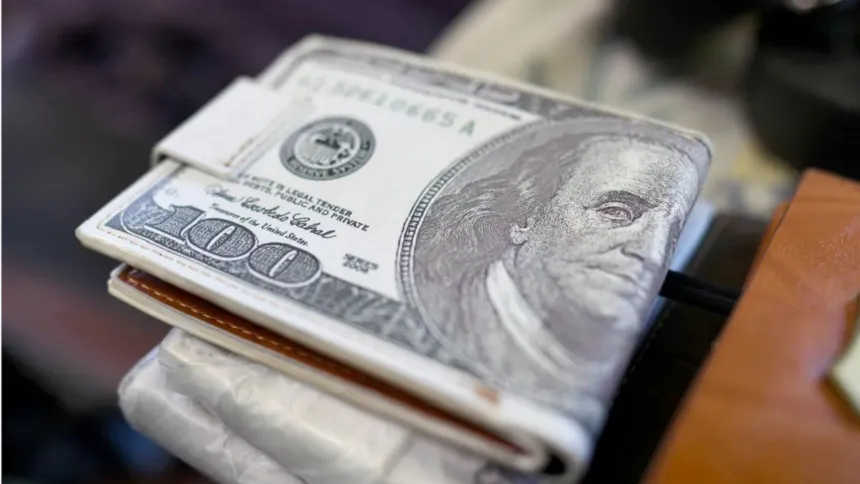 Billetes de cien dólares apilados.