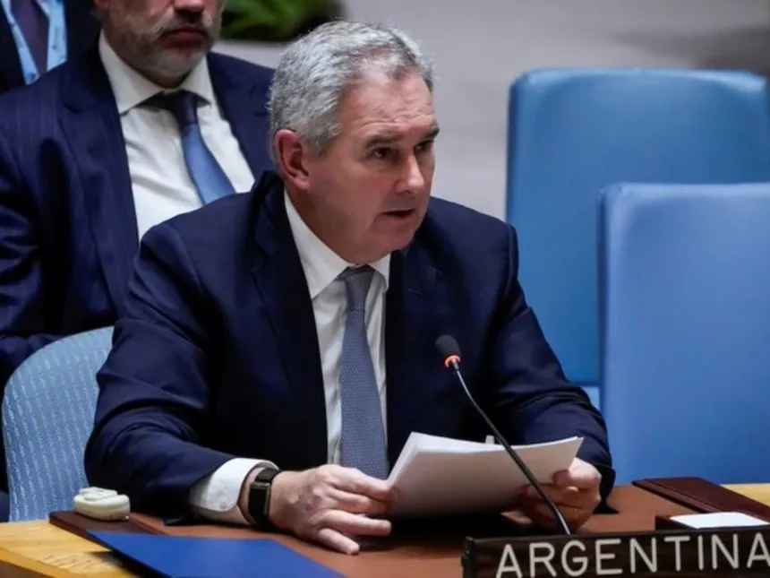 Un funcionario argentino participa en una sesión de la ONU.