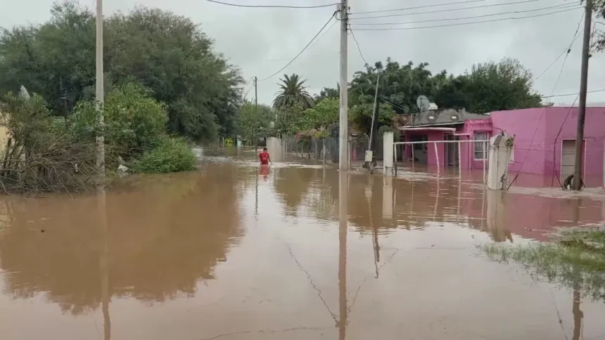 Una calle anegada por una inundación, con una persona de pie en el agua.
