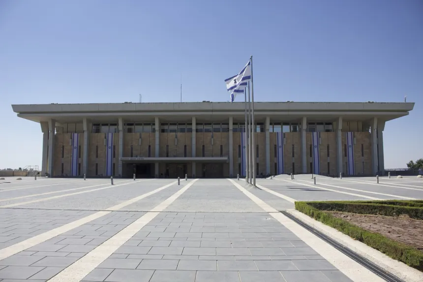 Edificio de la Knéset en Jerusalén con una bandera israelí.