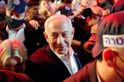 Benjamin Netanyahu avanza entre una multitud de simpatizantes y personal de seguridad.