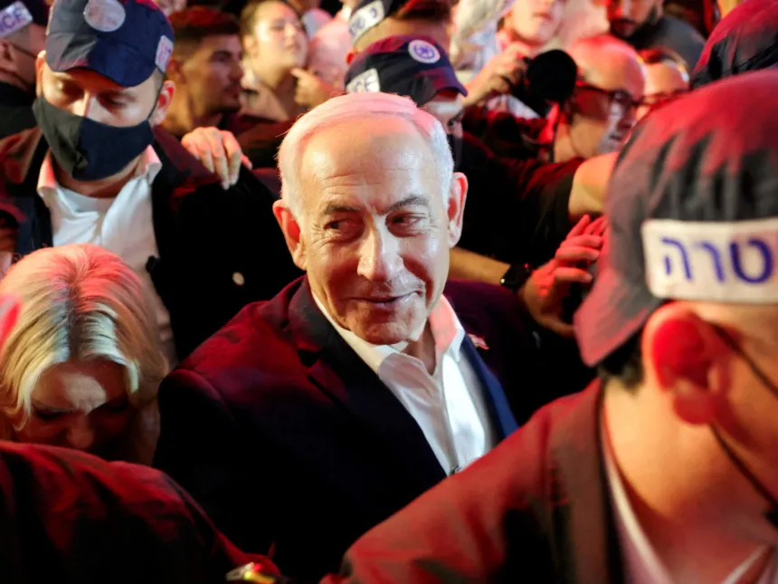 Benjamin Netanyahu avanza entre una multitud de simpatizantes y personal de seguridad.