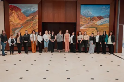 Mujeres reunidas en un salón junto a carteles de Emprendedoras del Sol.