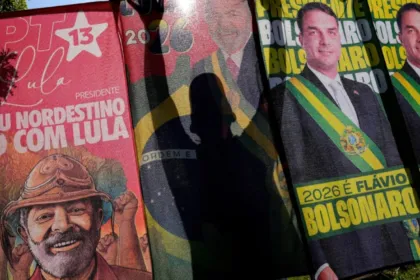 Remeras de campaña de Lula da Silva y Flávio Bolsonaro expuestas juntas.