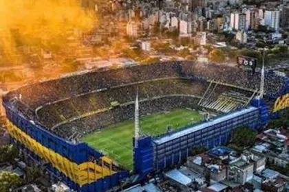 Vista aérea de La Bombonera colmada de público y con humo amarillo.