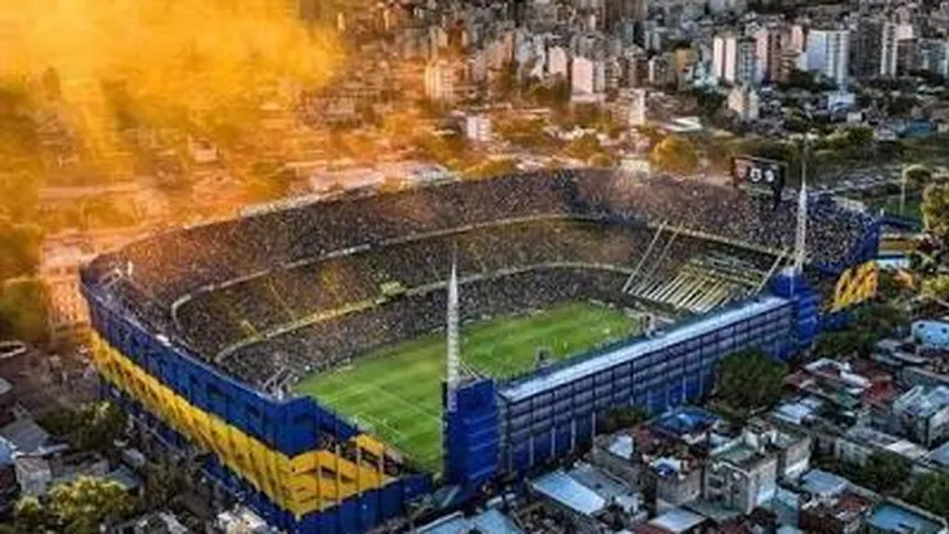Vista aérea de La Bombonera colmada de público y con humo amarillo.