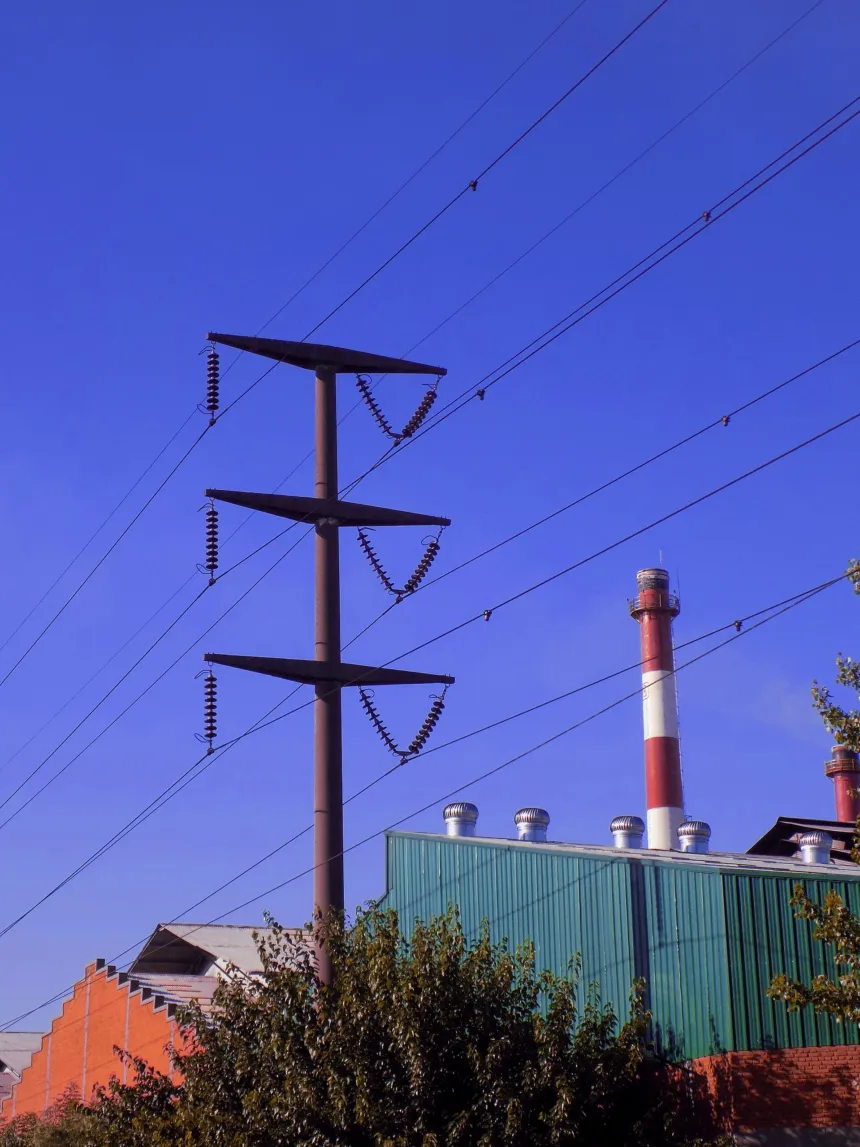 Una torre de alta tensión con sus cables contra el cielo.