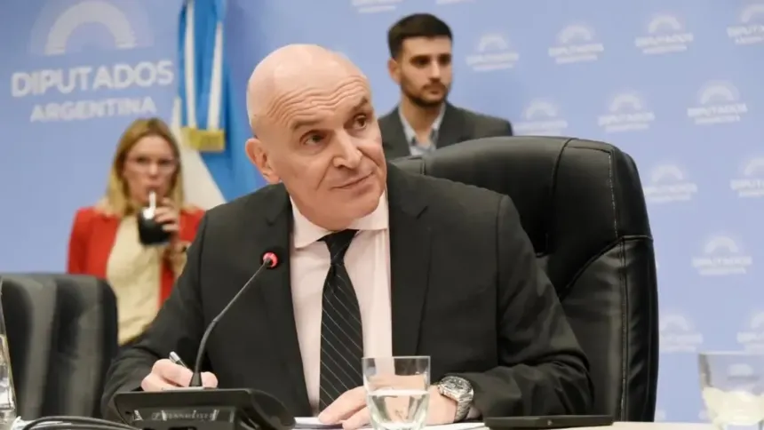 José Luis Espert, sentado ante un micrófono en la Cámara de Diputados.
