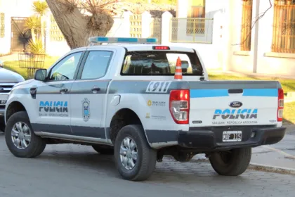 Camioneta de la Policía de San Juan estacionada junto a un edificio.