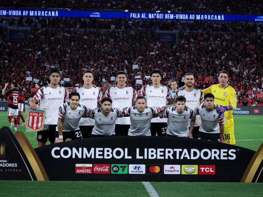 El plantel de Estudiantes posa en el Maracaná con Muslera a la derecha.