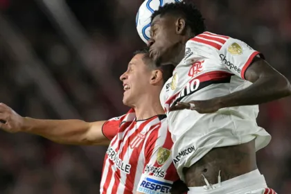 Un jugador de Estudiantes y otro de Flamengo saltan para disputar la pelota.