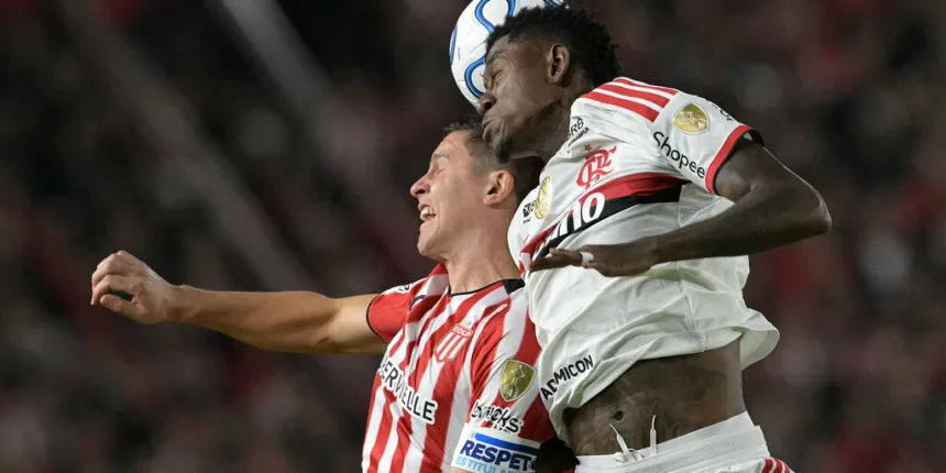 Un jugador de Estudiantes y otro de Flamengo saltan para disputar la pelota.