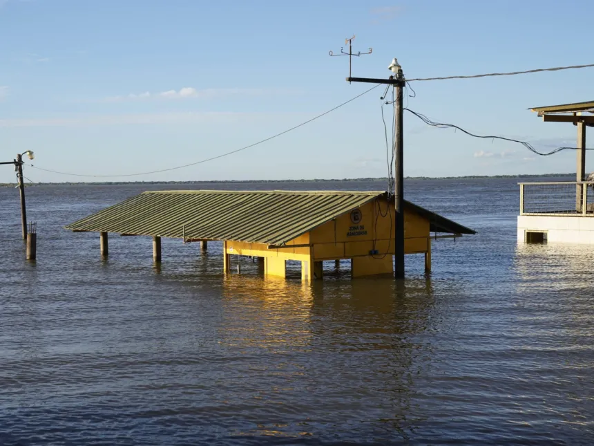 Una estructura junto a la costa queda parcialmente cubierta por el agua del río.