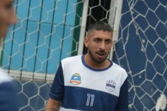 Un jugador con la camiseta número 11 junto al arco.