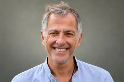 Retrato de Marcelo Trepat sonriente, con camisa celeste.