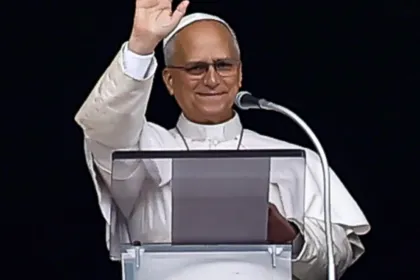 El papa León XIV saluda desde un atril.