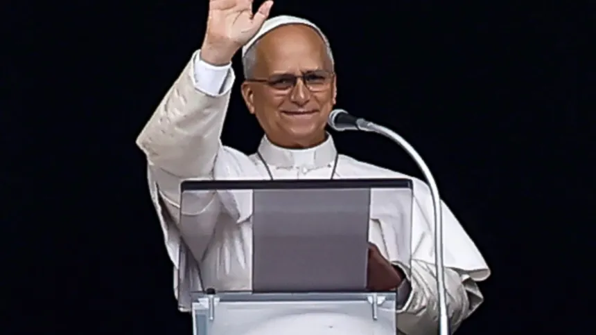 El papa León XIV saluda desde un atril.