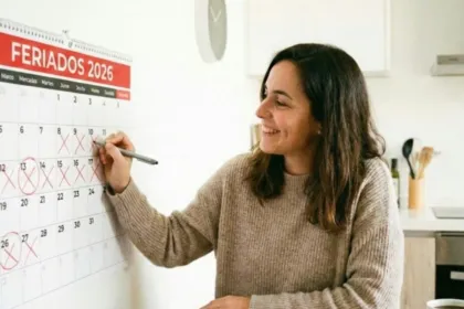 Una mujer marca fechas en un calendario de feriados de 2026.