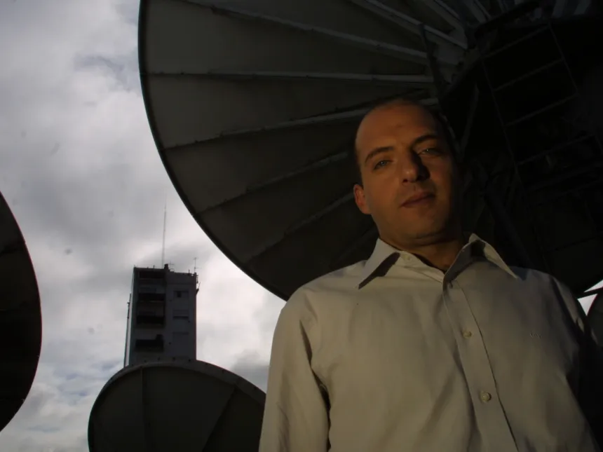 Fernando Confessore, en una foto de archivo junto a antenas de transmisión.