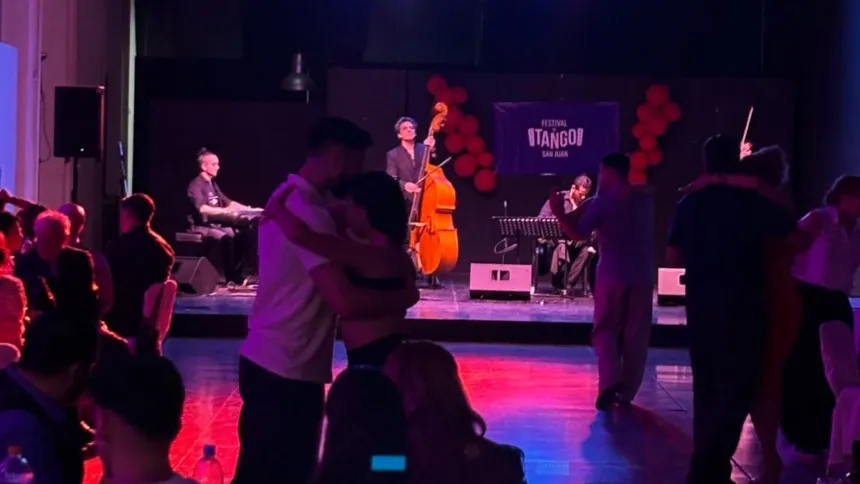 Parejas bailan tango frente a una orquesta en el Festival de Tango San Juan.