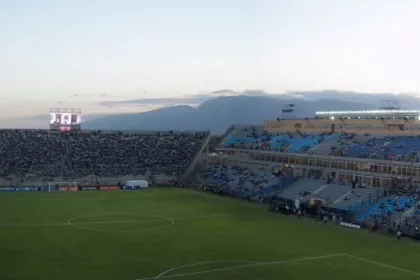 Vista del estadio San Juan del Bicentenario con público en las tribunas y la cancha.