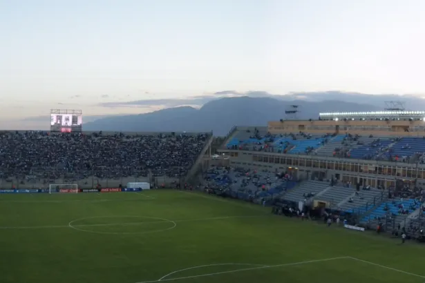 Vista del estadio San Juan del Bicentenario con público en las tribunas y la cancha.