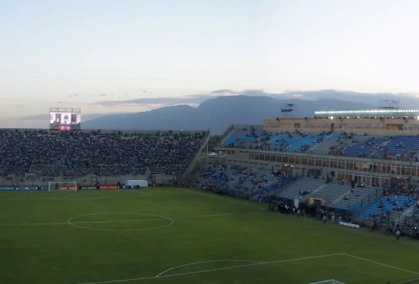 Vista del estadio San Juan del Bicentenario con público en las tribunas y la cancha.
