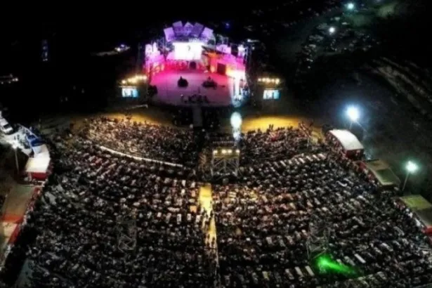 Público reunido frente al escenario del Anfiteatro Buenaventura Luna de noche.
