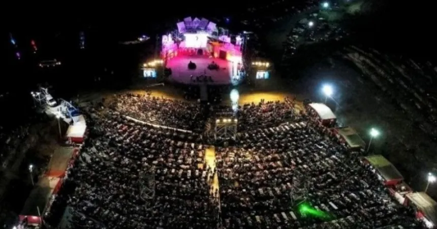 Público reunido frente al escenario del Anfiteatro Buenaventura Luna de noche.