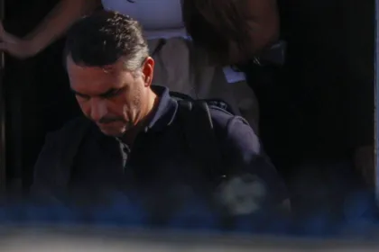Un hombre adulto baja de un vehículo.
