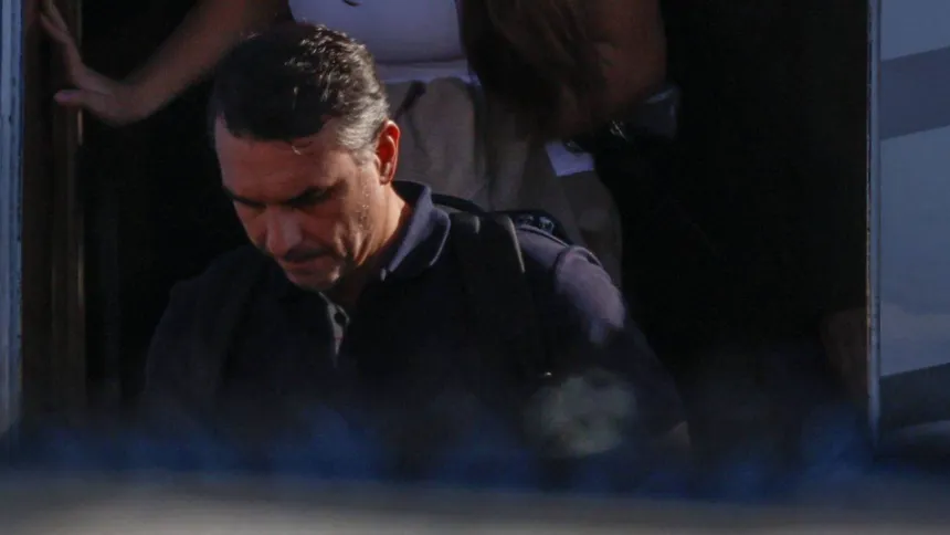 Un hombre adulto baja de un vehículo.