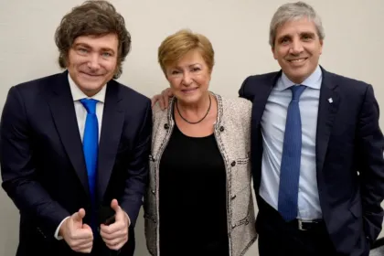 Javier Milei, Kristalina Georgieva y Luis Caputo posan juntos.