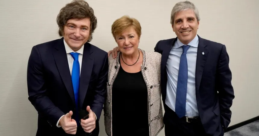 Javier Milei, Kristalina Georgieva y Luis Caputo posan juntos.