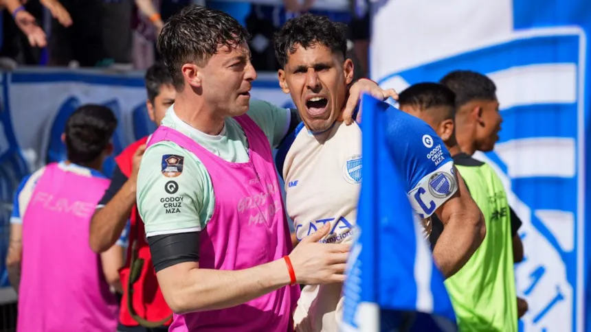 Jugadores de Godoy Cruz celebran en el campo de juego.