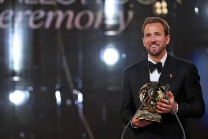 Harry Kane sostiene el Balón de Oro en una ceremonia.