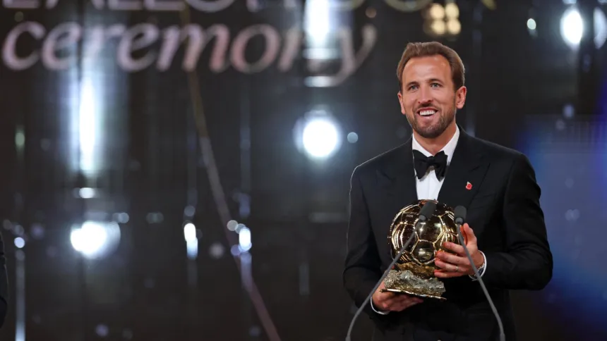 Harry Kane sostiene el Balón de Oro en una ceremonia.