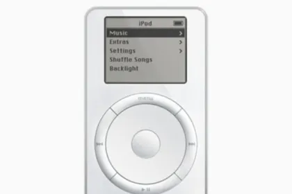 Un iPod original blanco con pantalla y rueda de control.