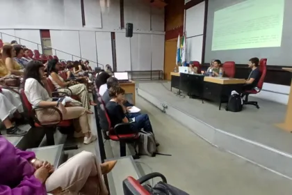 Asistentes escuchan una charla sobre inteligencia artificial en un auditorio.