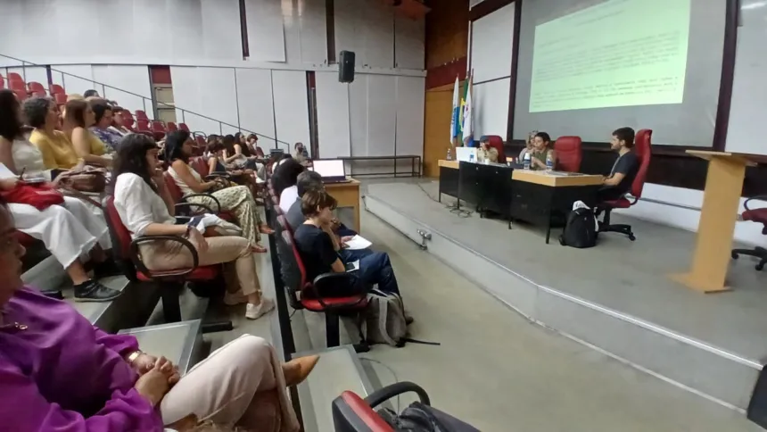 Asistentes escuchan una charla sobre inteligencia artificial en un auditorio.
