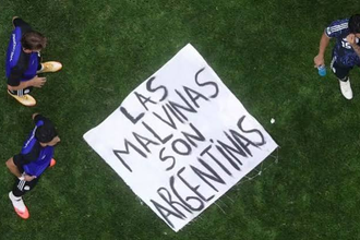 The Sun apuntó contra Argentina por la bandera de Malvinas y habló de una posible sanción de FIFA
