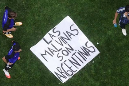 The Sun apuntó contra Argentina por la bandera de Malvinas y habló de una posible sanción de FIFA