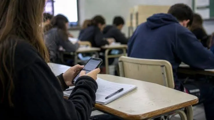 La Rioja cambia el uso del celular en la escuela: qué deben saber chicos y familias