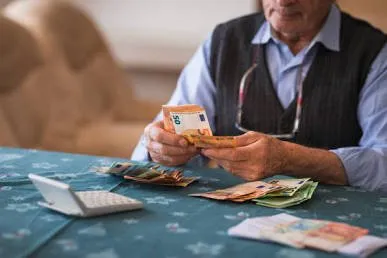 ¿Llegan al 20? La política cobra millones mientras los jubilados hacen cuentas para comer