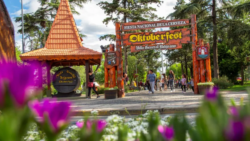 Turistas pasean frente al ingreso del Oktoberfest de Villa General Belgrano.
