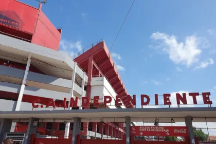 Fachada del estadio de Independiente con personas entrando.