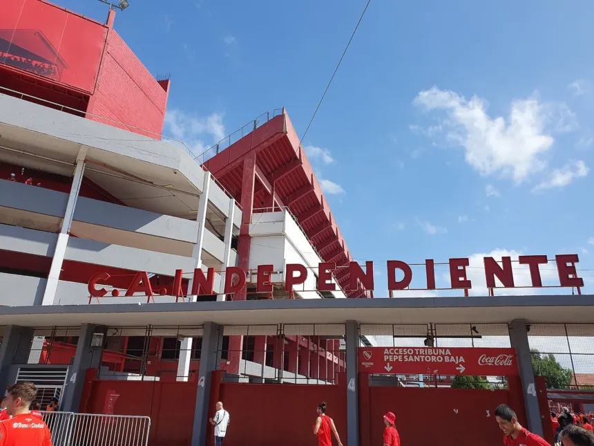 Fachada del estadio de Independiente con personas entrando.