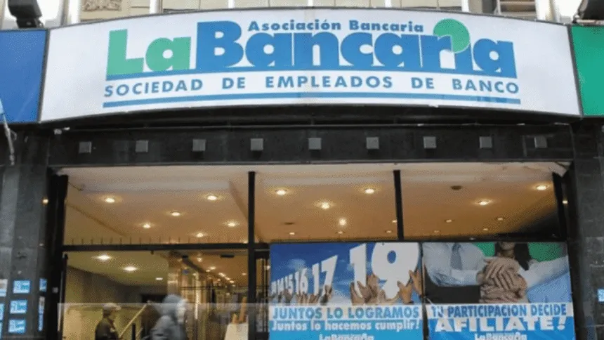 Cartel de la Asociación Bancaria sobre la entrada de su sede.