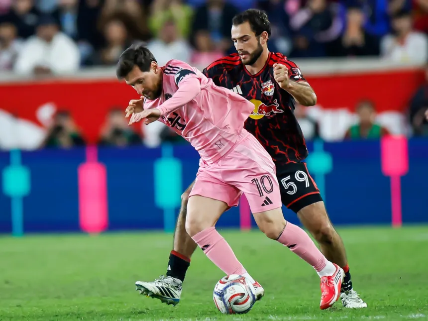 Messi, con la camiseta de Inter Miami, controla la pelota ante un rival de Red Bull New York.
